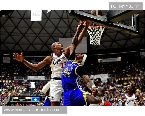 火箭队与快船队激战正酣谁能在西部赛场上笑到最后